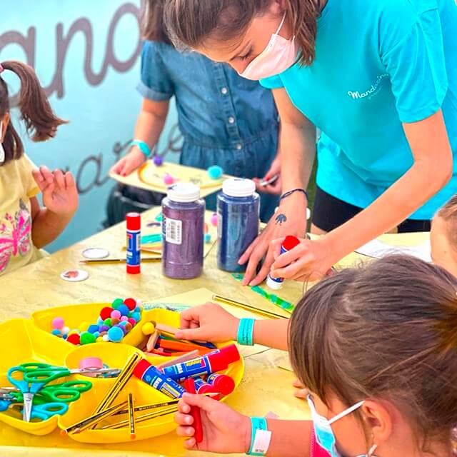 Taller de arte y manualidades en una animación infantil