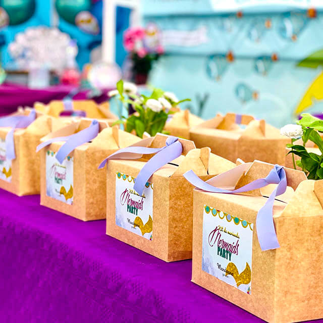 Kits de merienda individuales servidos en mesa de cumpleaños