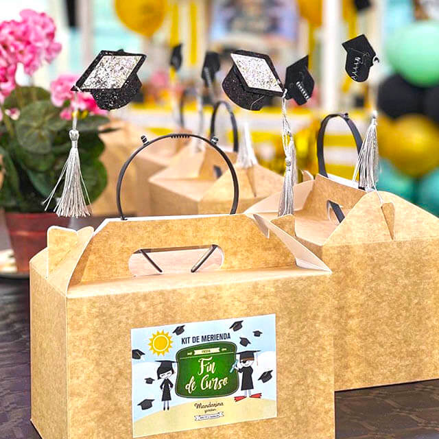 Detalle de caja con pack de merienda infantil en una fiesta de fin de curso